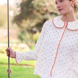 De Beauvoir Blouse Cherry Cheesecloth with Red Apple Embroidery De Beauvoir Blouse Cherry Cheesecloth with Red Apple Embroidery